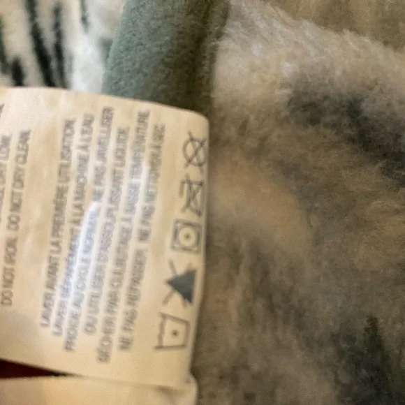 WOLF Green and Gray Fleece Blanket - Picture 4 of 6